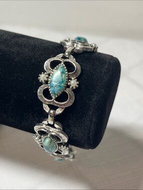 Sarah Coventry Silver-Tone Cabochon Link Bracelet
Vintage
Blue/turquoise color